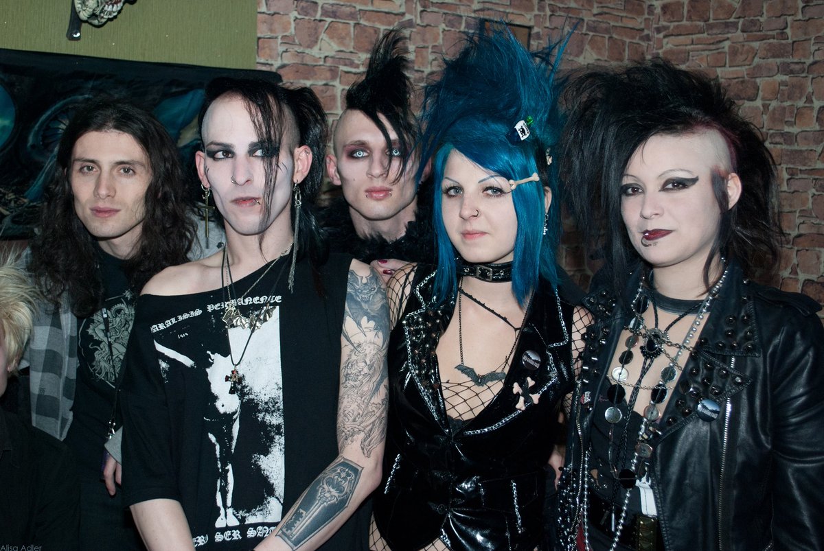 Anhgi_'s tweet image. Lo de los therians es como si en los 2000 hubiera quedado gente para salir a cazar góticos por imitar la estética de los vampiros y escuchar música rara.  

Ahora hay grupos convocando 'cacerías' contra chavales por divertirse.  
Es odio organizado.
Deshumanización masiva.