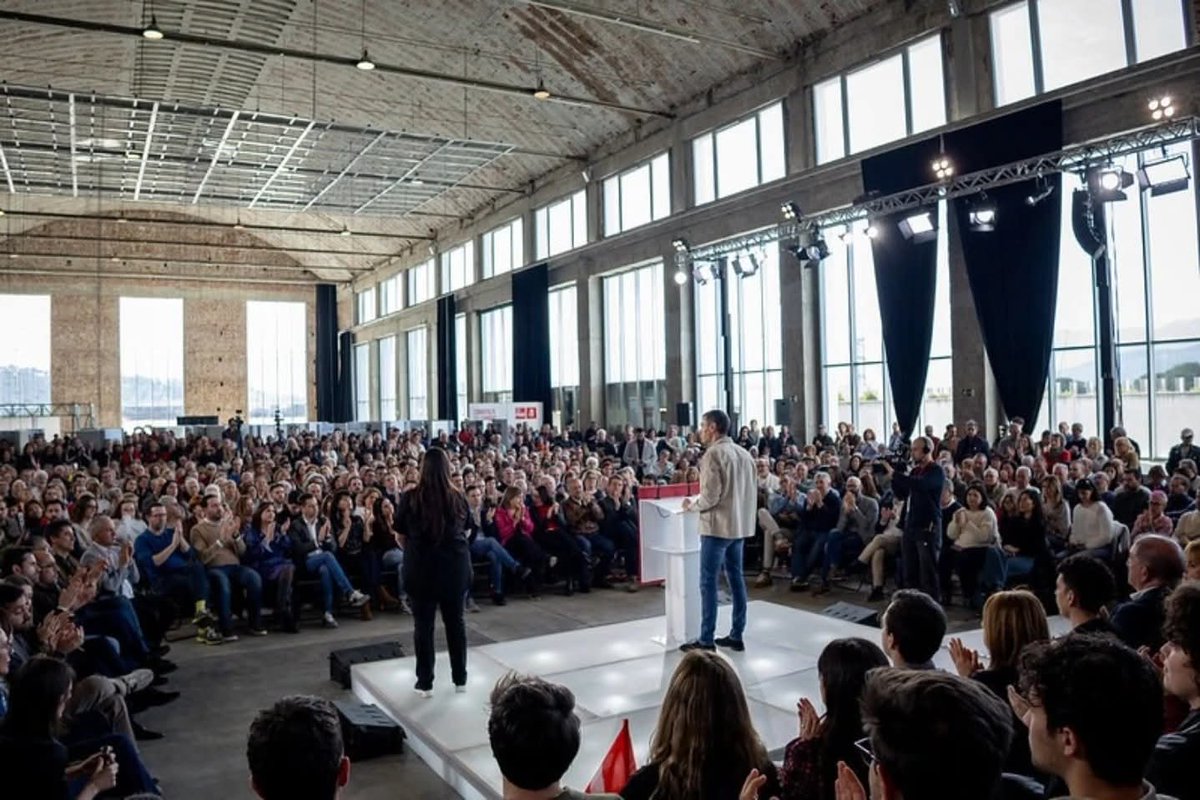 Primer encuentro. MÁS DE 1.500 PERSONAS en Ponferrada, en un llenazo de los que ilusionan. Gente de pie, algunas quedaron fuera 
Frente al odio, PSOE
Frente al insulto, PROYECTO
Frente a la ignorancia, REALIDAD
Frente a los bulos, VERDAD
Vamos que GANAMOS #EleccionesCastillayLeon