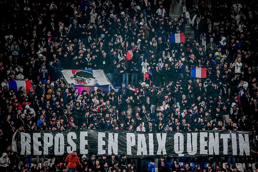 «Ni flores ni coronas. Misas» Ese profundo mensaje se podía ver escrito en la capilla ardiente de Quentin, el joven católico asesinado en Lyon hace una semana.

Quentin, de 23 años, fue golpeado hasta la muerte por activistas de extrema izquierda.

Bautizado a los 14 años, hizo