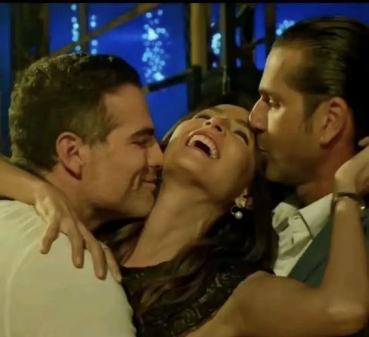 Karola con las personas que prometió sacar de la casa y con el man que le dijo tetas caídas 
#LaCasaDeLosFamososCol3 #LaCasaDeLosFamososCol