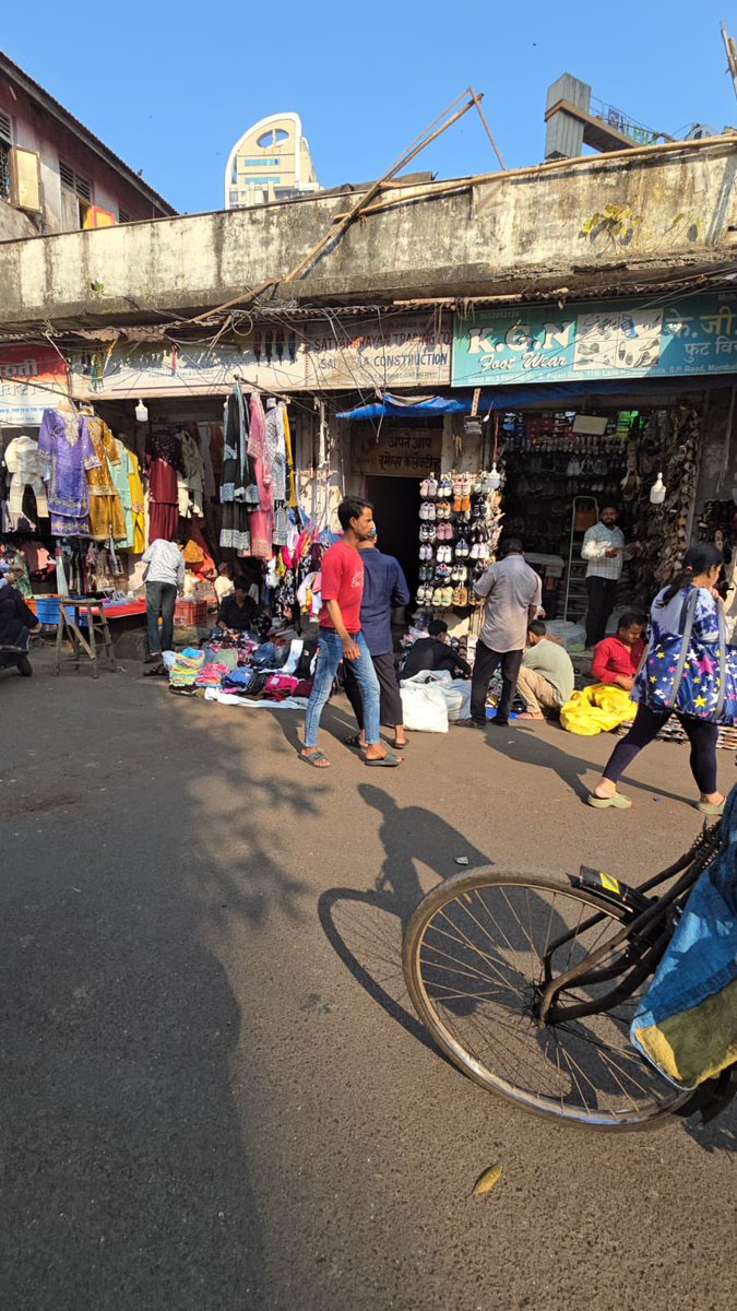 KAMATHIPURA08's tweet photo. शंकरराव पुपाला #रोड पर लगातार अवैध #अतिक्रमण के कारण चलना तक असुरक्षित हो गया है।

#सड़क और #फुटपाथ पूरी तरह जाम हैं, आम नागरिक, महिलाएं और बुज़ुर्ग डर के माहौल में चलने को मजबूर हैं।

#जनसुरक्षा से खिलवाड़ बंद करें। तुरंत #कार्रवाई करें।
@mybmc @mybmcWardE @TawdeRitu @Nagpadaps https://t.co/sRUVpmh6PC
