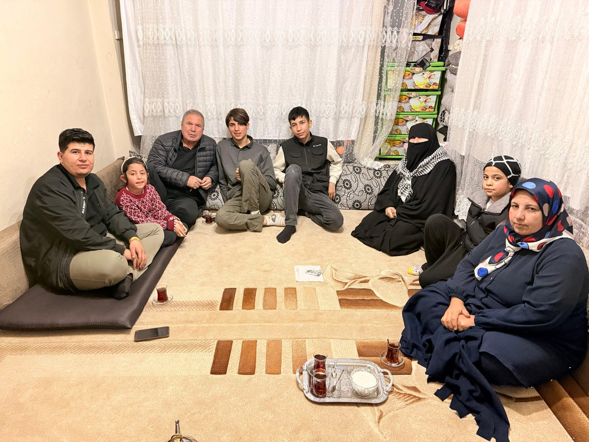 Ramazan, hatır sormak, gönül almak, paylaşmak, dayanışmaktır.🌙

Ramazan ayının rahmeti ve bereketiyle hemşehrilerimizin gönül sofralarına konuk olduk. Hasbihal ettik, gönül köprüleri kurduk.

Bizleri sofralarına konuk edip, gönülden sohbetlerine ortak eden hemşehrilerimize