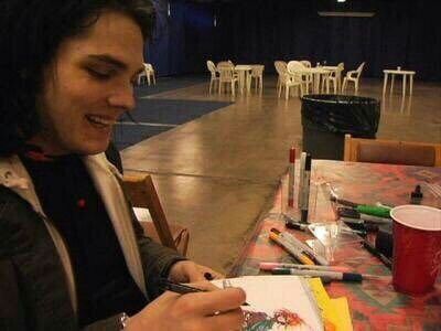 amo tanto o gerard fazendo as coisinhas de artista dele 🤏🏼🥹