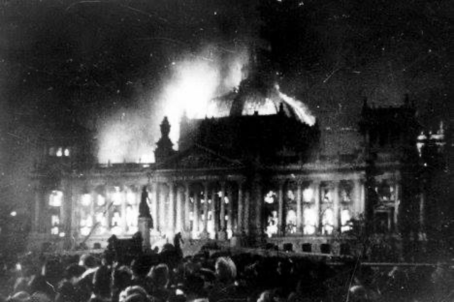 ANPIRomaPosti's tweet image. Il #27febbraio 1933 un incendio divorò il #Reichstag a #Berlino.
Sotto tortura, il comunista olandese #MarinusVanDerLubbe, mentalmente squilibrato, confessò il crimine.Condannato a morte venne ghigliottinato il #10gennaio 1934, 3 giorni prima del suo 25esimo compleanno.
