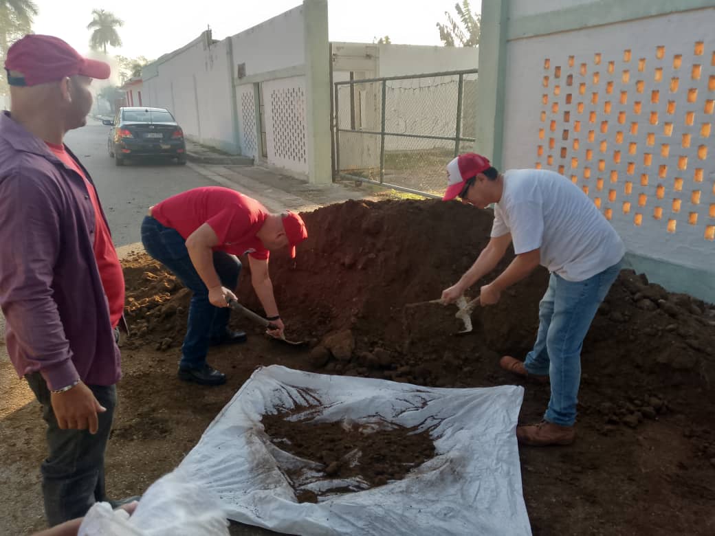 Se realiza trabajo voluntario en el organopónico Celia Sánchez Manduley en Ciudad Libertad Escolar <a href="/AlfredoVzquezP/">Alfredo Vázquez Pérez</a> <a href="/Colina_CTCuba/">Miguel Colina</a> <a href="/DirectEducaHab/">Karenia Marrero Arrechea</a> <a href="/IzquierdoAlons1/">Livan Izquierdo Alonso</a> @YanetHzP2 #CtaLaHabana #LaHabanaViveEnMí ❤️🇨🇺🇨🇺🇨🇺