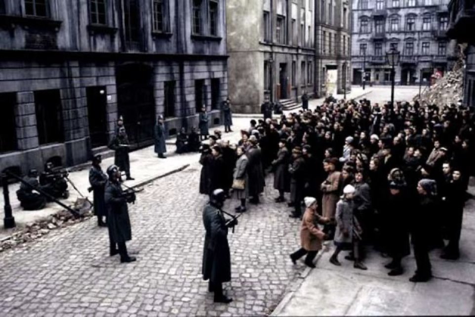 ANPIRomaPosti's tweet image. Disperate per la sorte dei loro mariti e padri, le donne con i loro figli, la sera del #27febbraio 1943 si riunirono davanti all'edificio di @RosenstrasseF a
#Berlino, chiedendo di poter parlare con i loro parenti.
Per una settimana protestarono circa 600 donne al giorno.