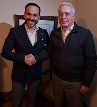 Sabían que Abelardo De La Espriella fue sancionado con 3 meses/suspensión en 2010 por manipulación a una testigo en un proceso de homicidio contra Eduardo Dávila Armenta y las AUC. Luego el Mgdo Henry Villarraga lo absolvió, pero se descubre que manipulaba casos en el CSJ. Hilo👇