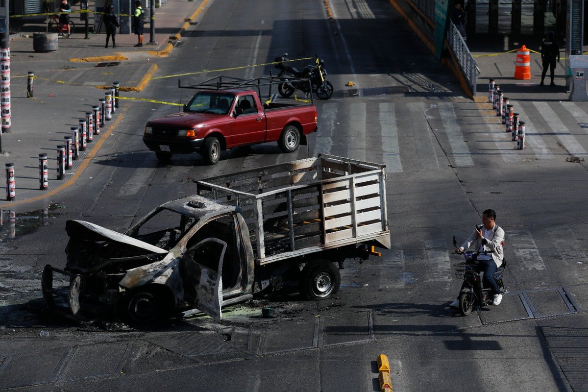 El_Universal_Mx's tweet photo. 🚨 Los bloqueos carreteros y la quema de camiones se extendieron a otras entidades de la República como Michoacán, Guanajuato y Colima, en respuesta al operativo de fuerzas federales en Tapalpa, Jalisco, donde fue abatido Nemesio Oseguera Cervantes, alias "El Mencho", líder del CJNG.

📸 #FOTOS: AFP / EFE