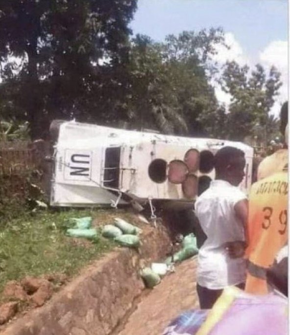 This United Nations (UN) vehicle in the Democratic Republic of Congo 🇨🇩 overturned only for the residents to discover that it was carrying looted minerals.