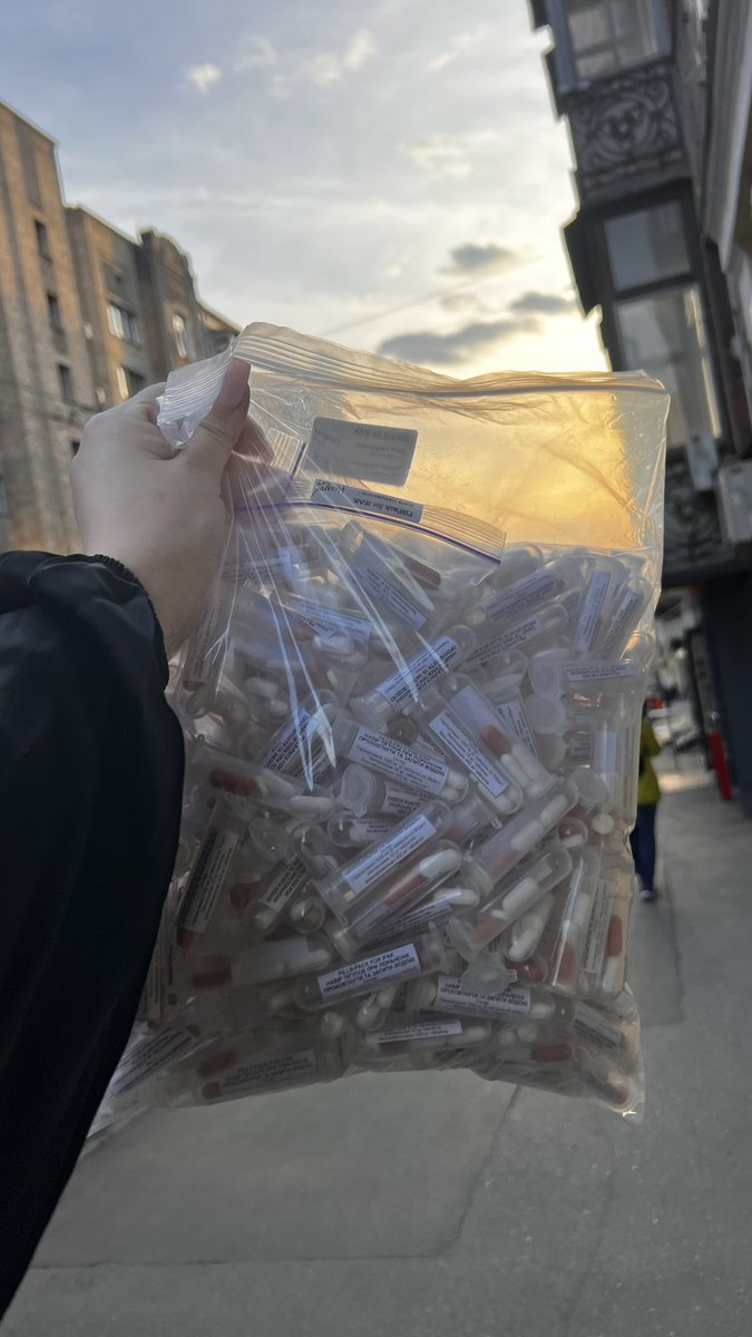 цьоця художник tweet media