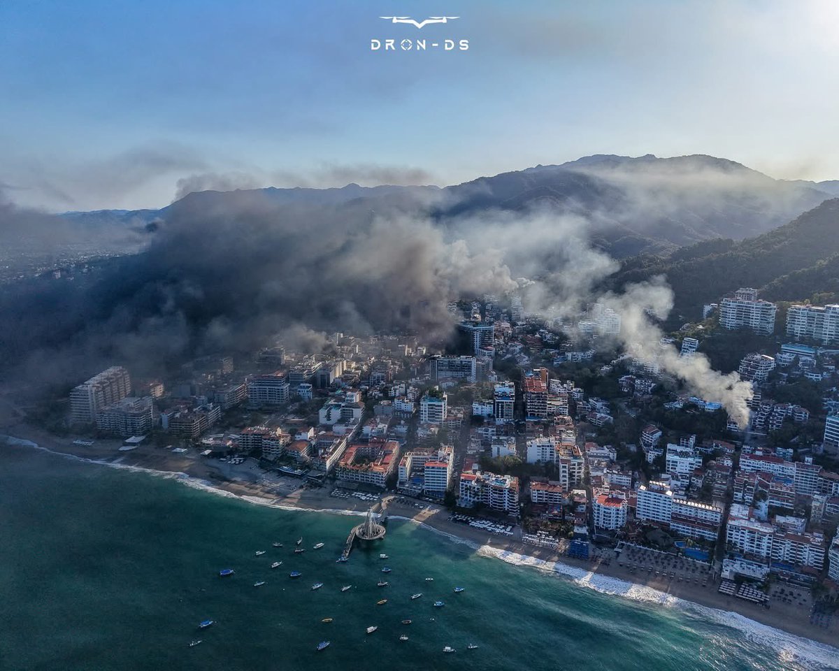 airplusnews's tweet image. 🔴 Fermeture de l’aéroport de Puerto Vallarta au Mexique. Les vols se déroutent tous.

Nemesio Oseguera Cervantes, connu sous le nom de "El Mencho", le chef du cartel de la nouvelle génération de Jalisco , a été tué. La ville est actuellement à feu et à sang.