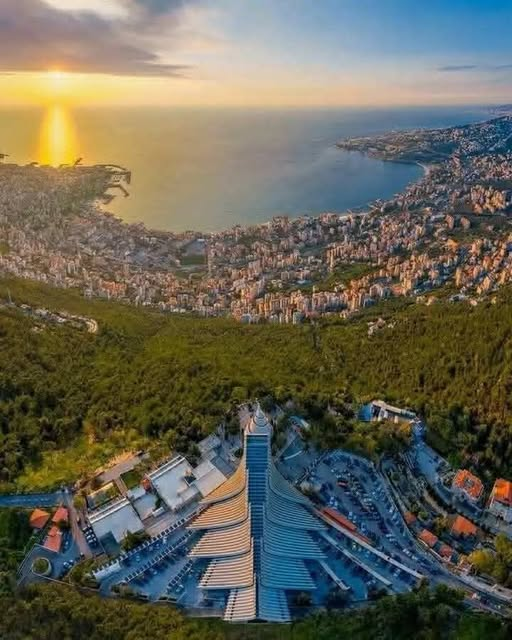 خليج جونية من حريصا… 🇱🇧❤️
من هون بتشوف البحر عم يحضن الجبل، وبتتأكد إنو لبنان قطعة سما نازلة عالأرض ✨يا رب إحمي هالجمال وخلي الضو دايمًا أقوى من كل العتمة