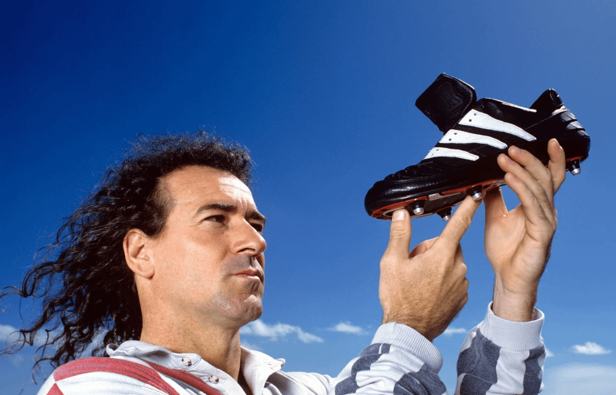 El invento que revolucionó el fútbol moderno no nació en un laboratorio alemán de alta tecnología, sino en Australia, cuando un exjugador retirado decidió pegar trozos de una raqueta a sus botas para enseñar a unos niños. Así nacieron las Adidas Predator. Tira del hilo 🧵👇🏽👇🏽👇🏽