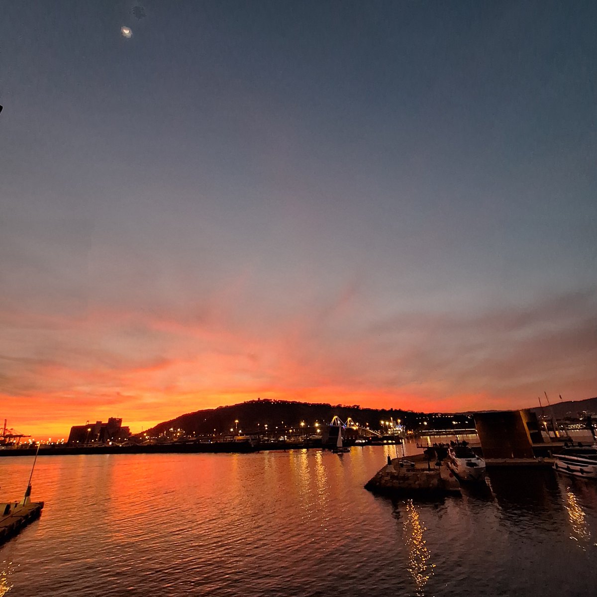 ConieHenriquez's tweet image. Barcelona increíblemente bella, comparto mi atardecer de hoy ❤️💛❤️

#Barna
#BCN