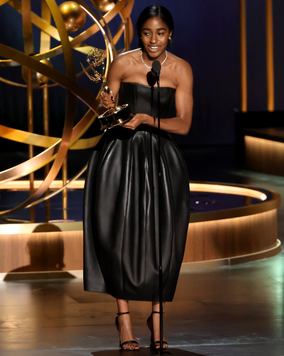 muglare's tweet image. Nicolas loves to accentuate the hips. Creating these structural silhouettes, that I really like a lot.