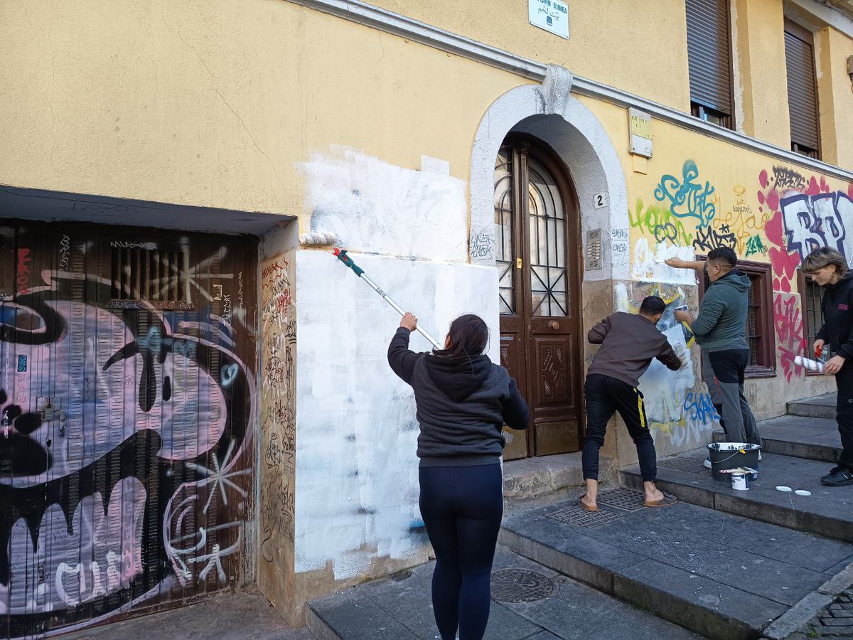 AuzoanBizi's tweet photo. Urte luzeetan zehar Elizari lotutako Berakah-k baldintza txarretan izan ditu Bayt Lahm blokeko etxebizitzak. 

Antolakuntza eta auzolanaren bitartez bertan bizi diren familien bizi baldintzak hobetzeko borrokan gabiltza. 

Bayt Lahm Blokean geldituko gara! https://t.co/OEBsiIvN5V