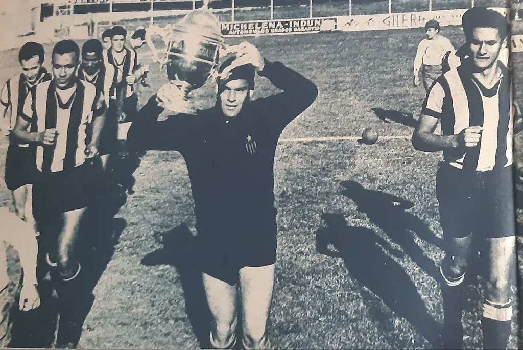 Hoy, 22 de febrero, celebramos los 92 años de Luis Maidana, arquero de Peñarol en la gloriosa década del 60 y una historia de gloria viviente del club. Su nombre está unido a una de las etapas más brillantes que haya conocido el fútbol uruguayo, un tiempo en el que Peñarol no