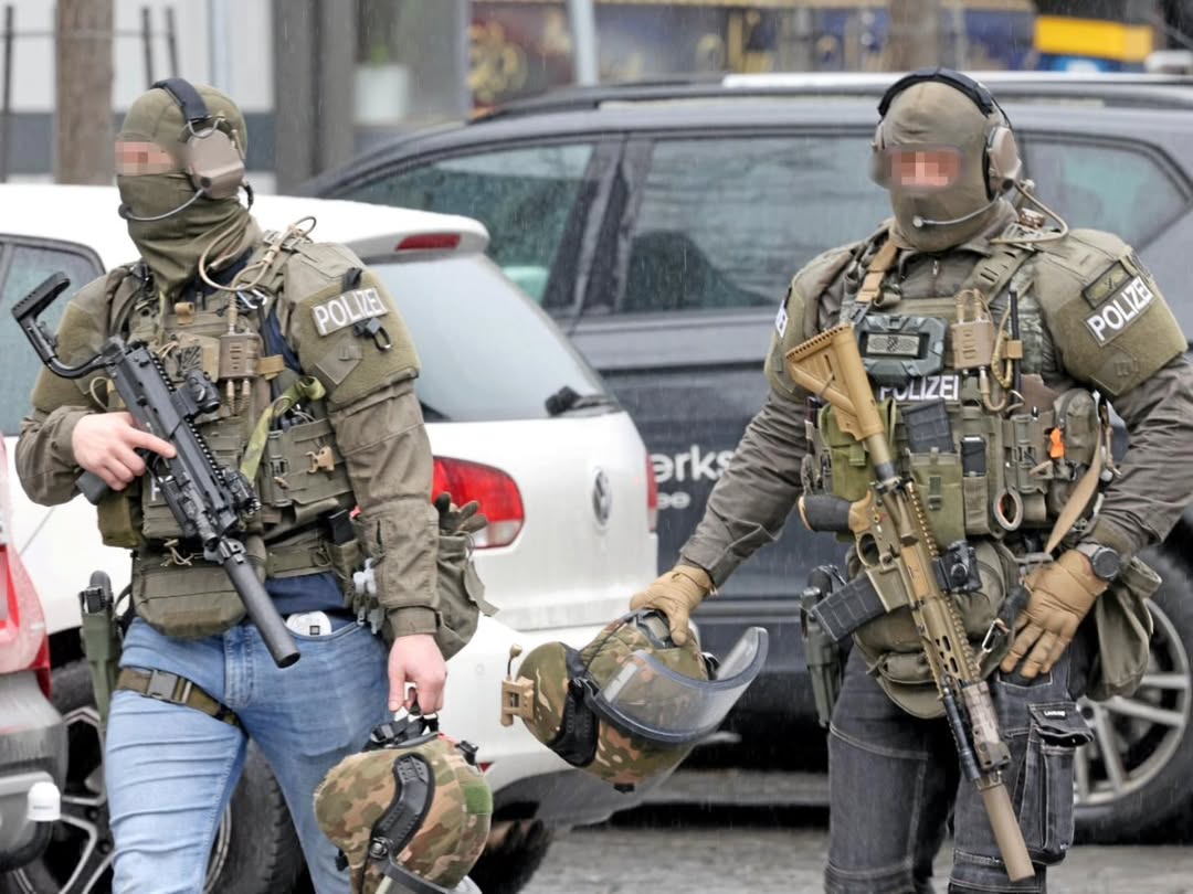 🇩🇪SEK

🚩HK 416-A5 de 11" con:
-🎯Aimpoint Micro T2
- Laser BE Meyers MAWL
-🔦Surefire ScoutLight
- Guardamanos HK SlimLine
- Supresor Surefire SOCOM

🚩HK MP7 con:
-🎯Aimpoint Micro T2
- Laser/Luz SureFire XLV2 IRC
-🔦Surefire X300V
- Supresor B&amp;T Rotex
- Culata FAB Defense