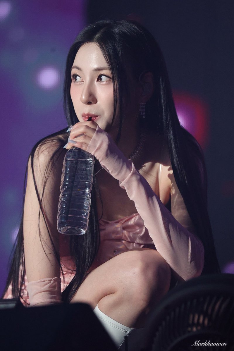 Markhaowen's tweet photo. 260222 Apink 8th Concert The Origin Day2

 누나 물 먹고 있어요🚰

@Apinkohy

 #오하영 #Hayoung #에이핑크 #Apink https://t.co/BIeomccdnD