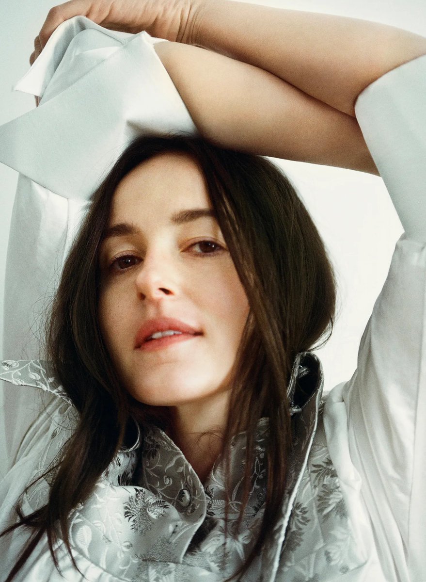 Renate Reinsve moved out at 16, left for Edinburgh, lived alone, got expelled from school bc she was always late, jumped around jobs, got fired, THEN she started theatre, got discovered by Isabelle Hupert, Hupert told Joachim, Trier casted her, and today, she's an Oscar nominee.