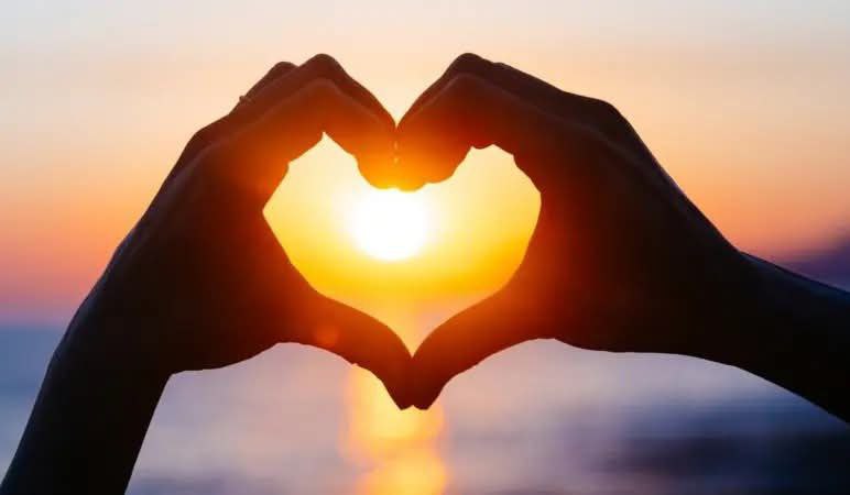 Porque lo bello está ahí:
en cada rayo de sol,
en cada pétalo puro,
en cada instante seguro
que siempre nos hace feliz.