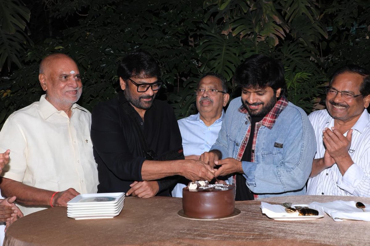 SuryaKonidela's tweet image. Blockbuster celebrations continue for #MSG 

Megastar @KChiruTweets garu was felicitated at an exclusive gathering hosted by Shri K.V Rao

Hearty congratulations poured in for the phenomenal success of #ManaShankaraVaraPrasadGaru - a celebration not just of a blockbuster, but of