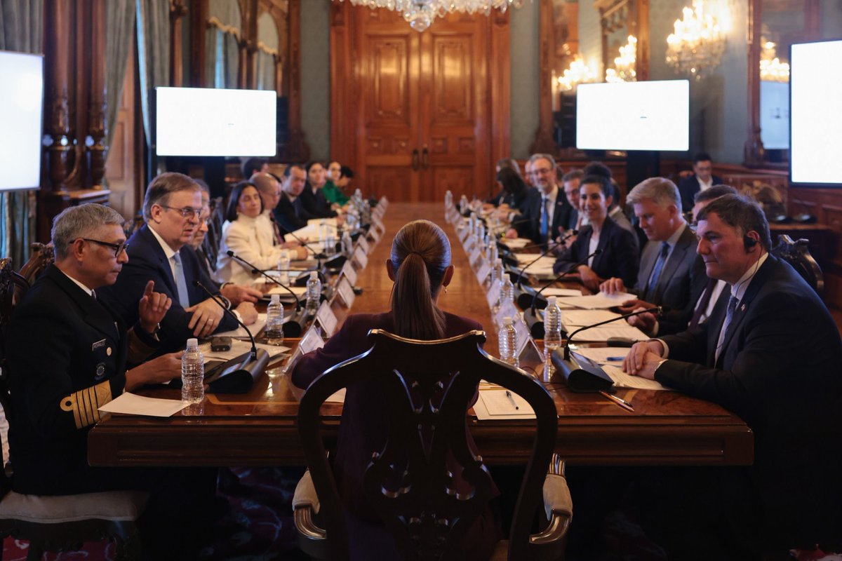 🇲🇽🇨🇦 REUNIÓN MÉXICO–CANADÁ

🗓️EL (resumen) SEMANAL Semana #08: del 16 al 22 de febrero de 2026🌱
La presidenta Claudia Sheinbaum recibió en Palacio Nacional a integrantes del gabinete canadiense encabezado por el primer ministro Mark Carney.
en15dias.com/el-resumen-sem…