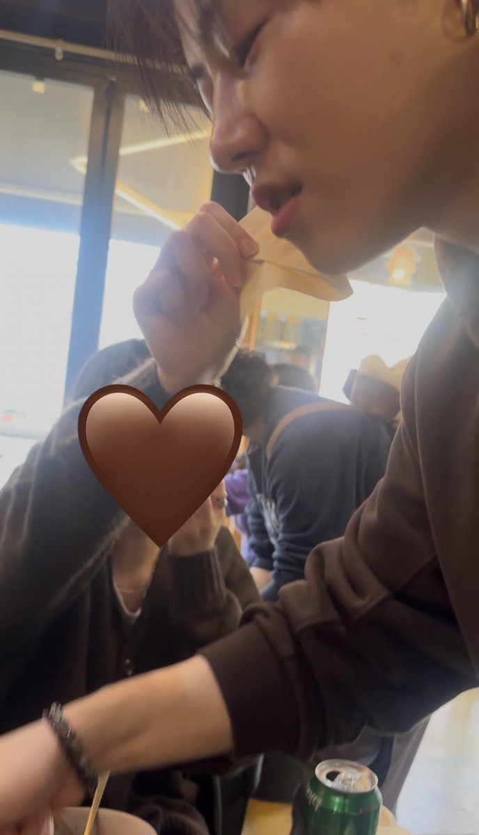 doyouwannab's tweet photo. 오늘낙곱새에서 유권옵 볼에 빨간국물묻엇길래 
오빠여기뭐묻엇더요.,, 해서 휴지드렷는데 
너가 닦아줘이러셔서 개큰당황탄뒤에 닦아드렷는데 
난내가벅벅닦아드렷다고생각햇는데 알고보니까 ㅈㄴ 톡..톡.. 휴지볼에닿을랑말랑ㅇㅈㄹ이였어서 모두한테조롱당함 https://t.co/LhwmWUJsfV
