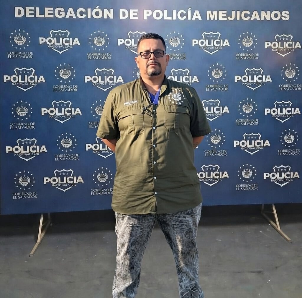 #Capturado
Roberto Silva, el terror de los gorgojos, tras las rejas.

​El chisme completo:
Resulta que al youtuber Roberto Silva ya le pusieron las esposas y no fue por falta de ganas, sino por andar exponiendo que el cerebro de los gorgojos tiene menos señal que un celular en el