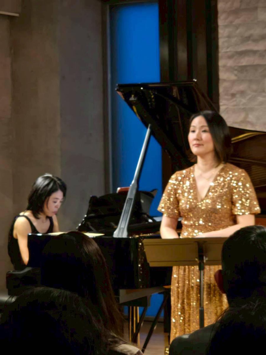 🌹榎本桂子さんsop.リサイタル🌹

2/21土、東京🗼での初リサイタルにお邪魔しました！

お話を交えてコンサートのコンセプト「楽園」に連なる数々の歌曲を聴きました！

故郷の和歌山県田辺市が桂子さんにとって楽園たる理由をお聞きし会場がひとつになって桂子さんを取り囲みました💞

（続）