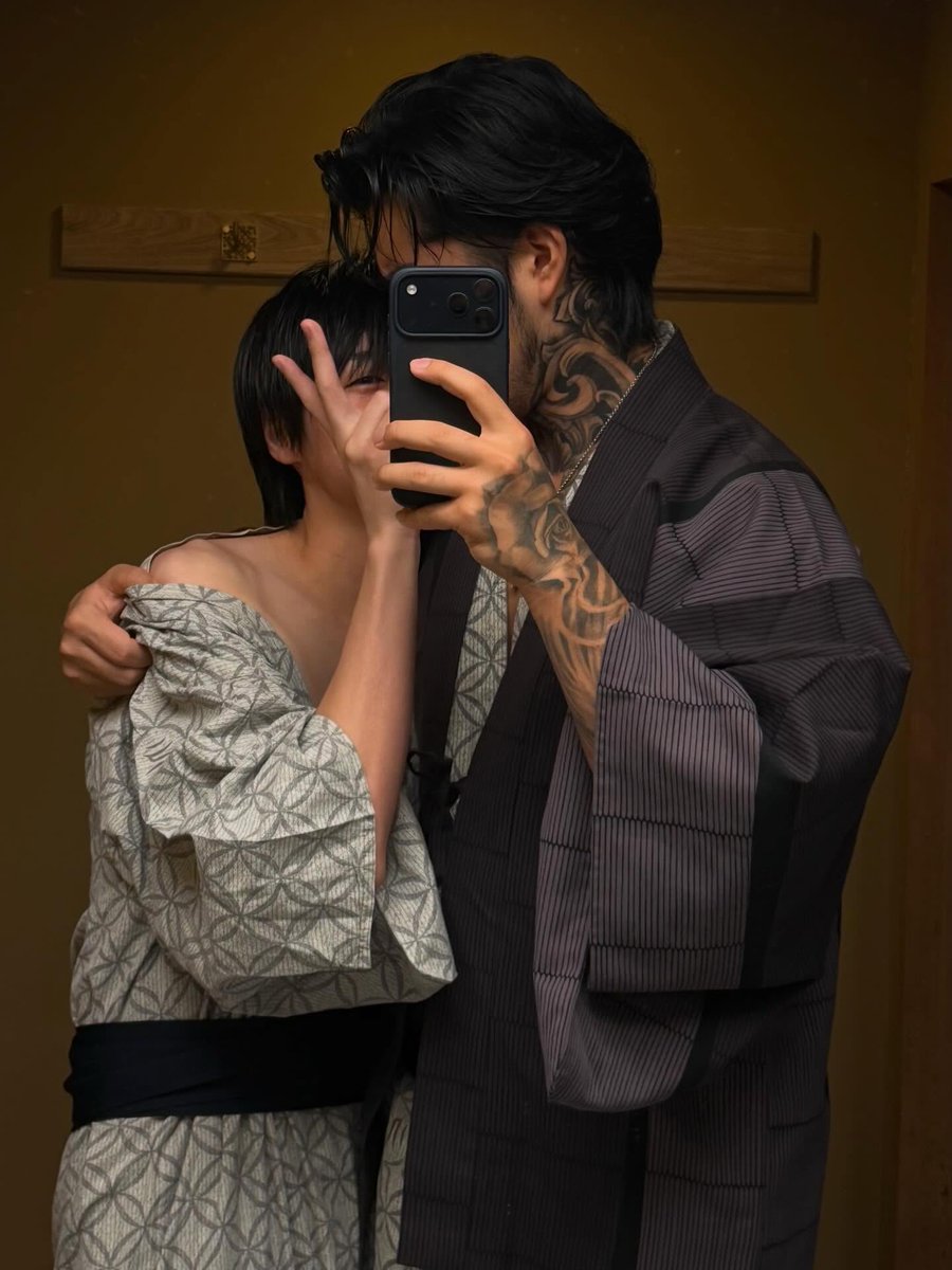 พอฮิโระสักใหม่ก็ต้องมีรูปคู่ซะหน่อย เหมือนตั้งใจอวดทั้งรอยสักสุดเท่ แล้วก็อวดเมียตัวเองไปในตัวว่า ‘เมียผมชอบมากกกก’ อะไรแบบนี้ 5555
            Back.                       Neck