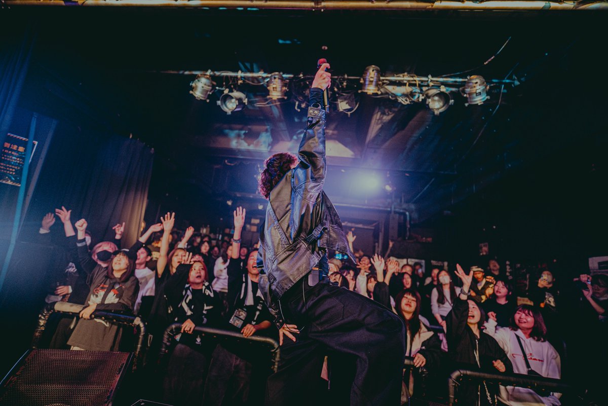 crowsalive_jpn's tweet image. "Bri=dge TOUR 2026 DAY 1"

ツアー初日、豊橋clubKNOTありがとう！

俺たちの地元の豊橋はいつやっても最高に暖かく迎えてくれる。みんなで初日を作れて良かった。ツアー行ってきます！

Photo @musicmagic3923 

#CrowsAlive 
#TheCardsIPlay 
#Azami