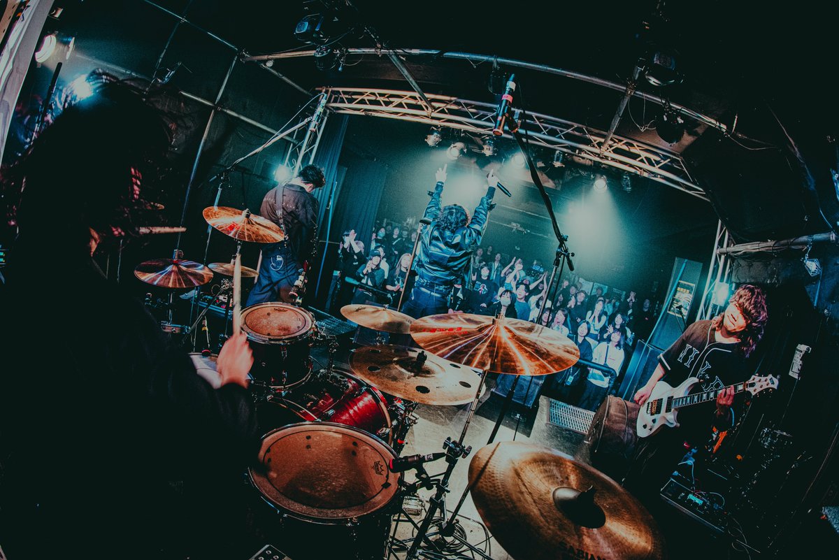 crowsalive_jpn's tweet image. "Bri=dge TOUR 2026 DAY 1"

ツアー初日、豊橋clubKNOTありがとう！

俺たちの地元の豊橋はいつやっても最高に暖かく迎えてくれる。みんなで初日を作れて良かった。ツアー行ってきます！

Photo @musicmagic3923 

#CrowsAlive 
#TheCardsIPlay 
#Azami