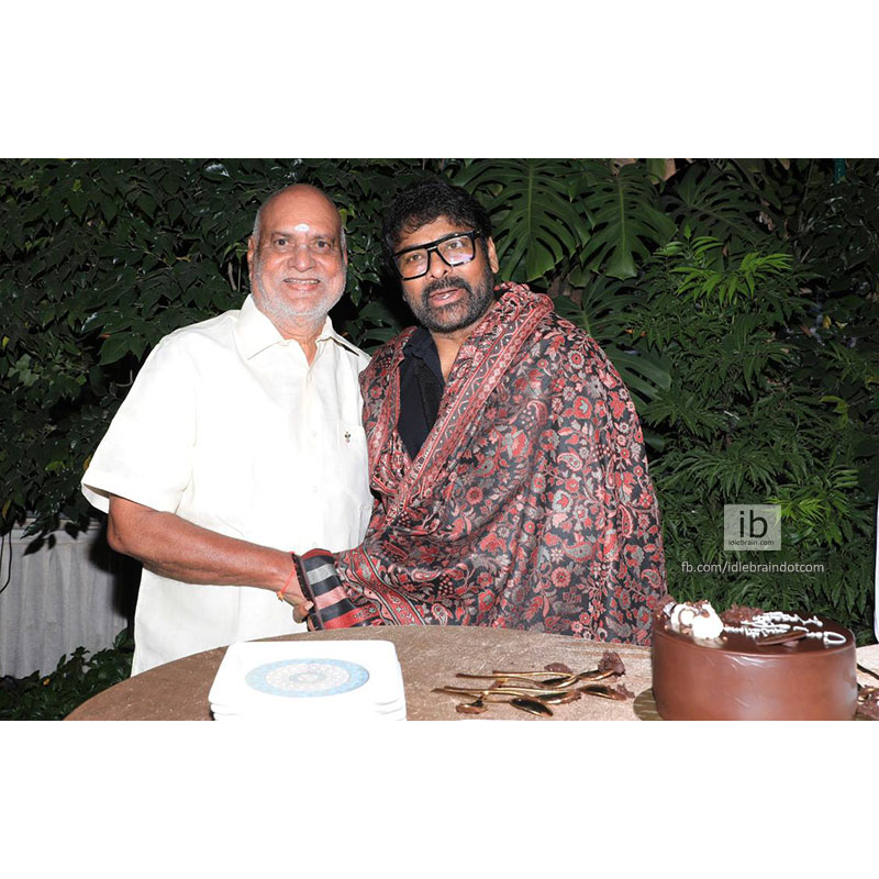 idlebraindotcom's tweet image. KV Rao honours Chiranjeevi for #MSG success

'మన శంకరవర ప్రసాద్ గారు’ గ్రాండ్ సక్సెస్ సందర్భంగా శ్రీ కె.వి. రావు ఆధ్వర్యంలో మెగాస్టార్ చిరంజీవి గారికి ఘన సన్మానం

idlebrain.com/news/today/msg…