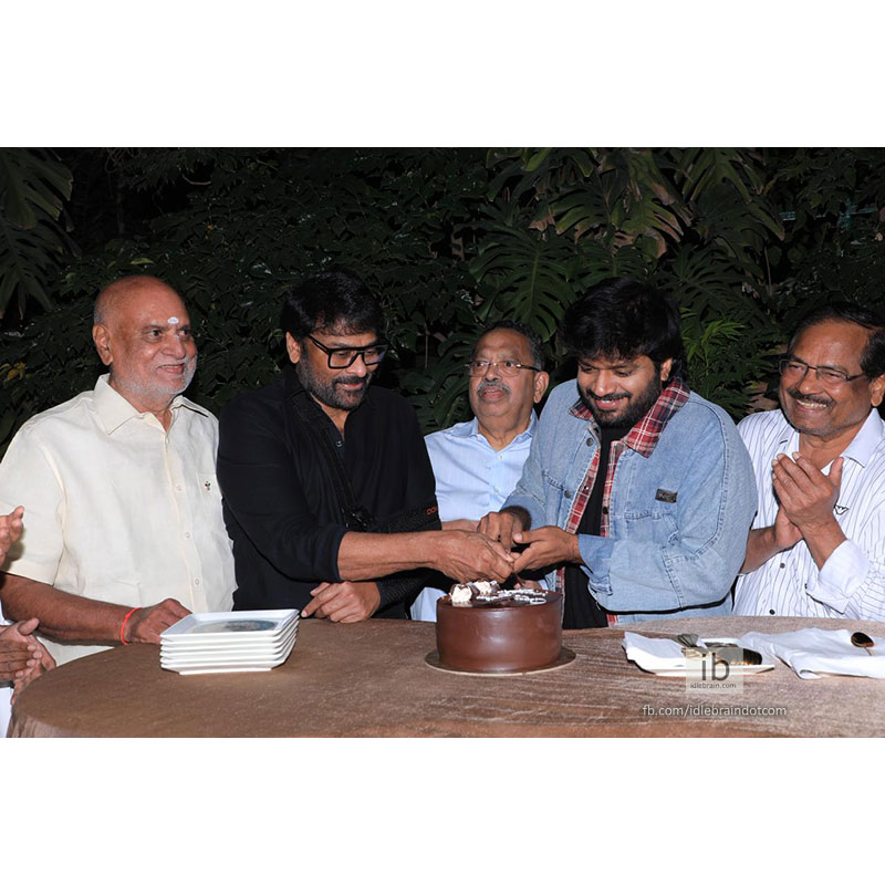 idlebraindotcom's tweet image. KV Rao honours Chiranjeevi for #MSG success

'మన శంకరవర ప్రసాద్ గారు’ గ్రాండ్ సక్సెస్ సందర్భంగా శ్రీ కె.వి. రావు ఆధ్వర్యంలో మెగాస్టార్ చిరంజీవి గారికి ఘన సన్మానం

idlebrain.com/news/today/msg…