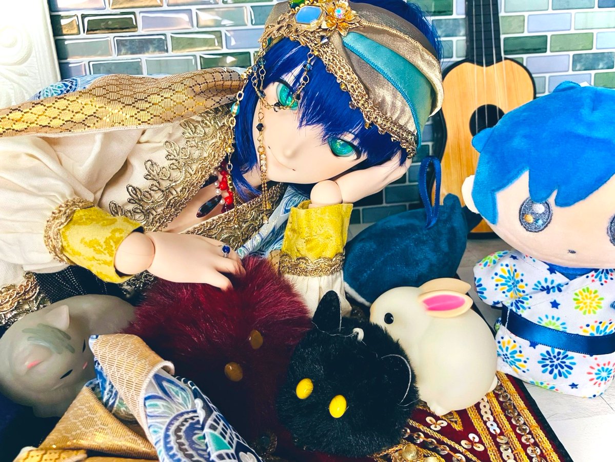 #今夜のドール撮影120分一本勝負 
お題【ひじをつく】過去再掲

近くで、小さく可愛いもの達を愛でる。

「肘を付かないと距離が縮まないんですよね……」

兄さん意外とでかいからなぁ。

#DDKAITO