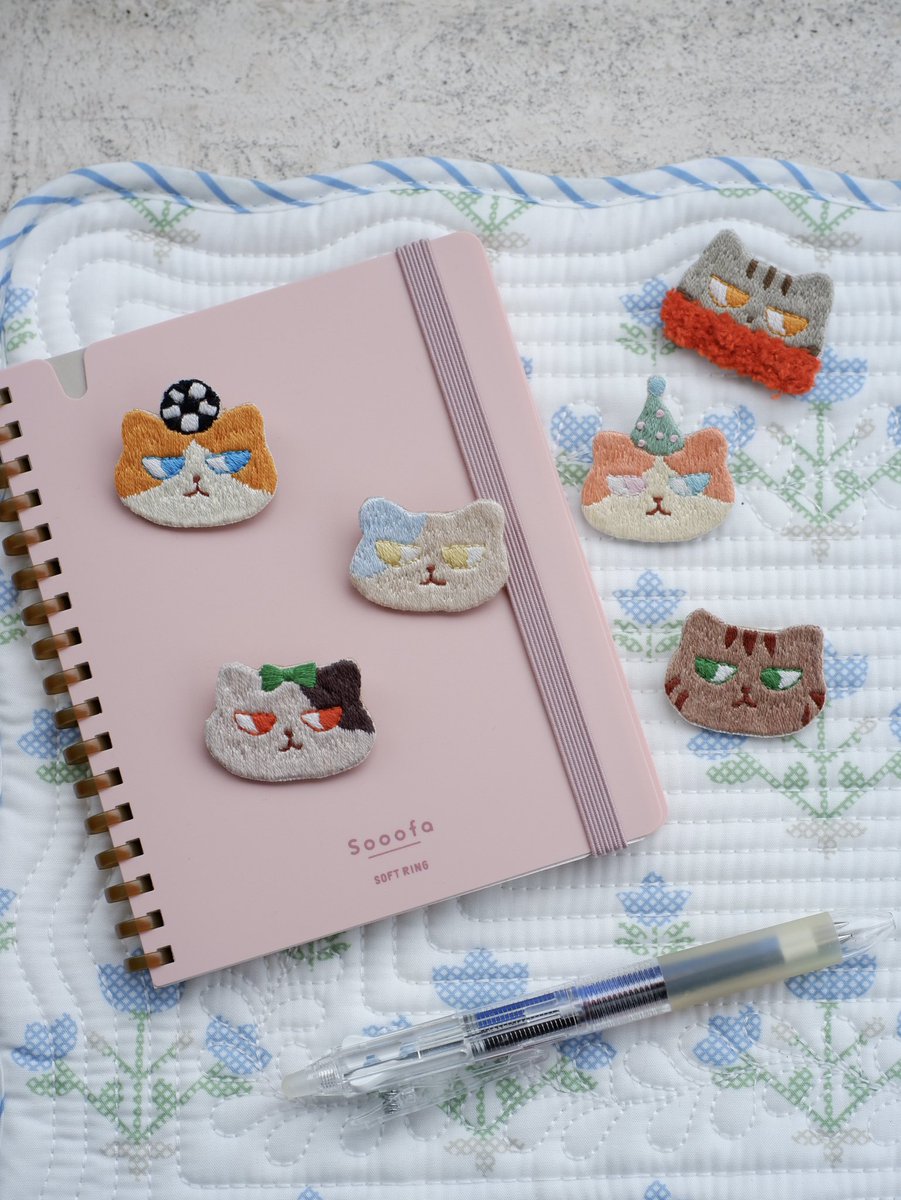 今日は #猫の日 🐱 ブランド #verhalenkatjes 手刺繍のブローチは