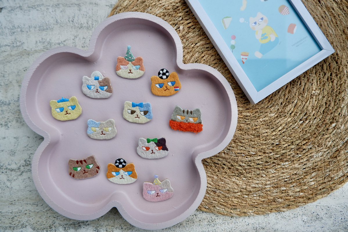 今日は #猫の日 🐱 ブランド #verhalenkatjes 手刺繍のブローチは