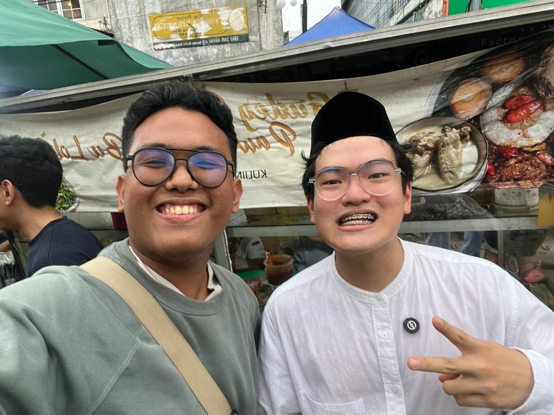 anggitaaaa__'s tweet photo. yo1: "tadi tuh aku lagi beli matcha trs temenku bilang โwoi kocak bgt ada koko koko pake sarungโ trs akhirnya aku nengok ke belakang. LAH YESAYUR HAHAHAHAHA"
koko koko berburu takjil ๐ญ #yesanity https://t.co/cKYt8Hllmy