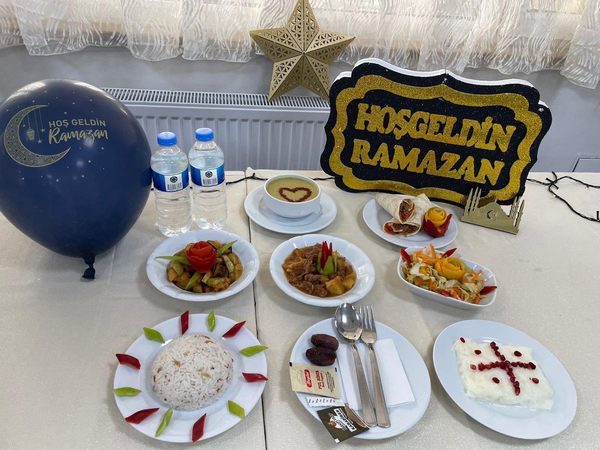 istanbulKYGM's tweet photo. Bu akşam yurtlarımızda iftar menümüzden… 🌙

Emek sessizdir kalabalık sofralarda anlaşılır 😊

#GSBYurtları https://t.co/D6lnYOIbZK