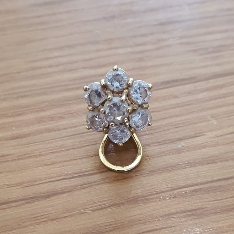 ¡AYUDA! 🙏 Mi madre ha perdido este pendiente en los probadores del <a href="/DecathlonEspana/">Decathlon España</a> de San Javier.

​No tiene valor económico, pero sí un alto valor sentimental para ella. Si lo has encontrado o lo has visto, por favor escríbeme.

​Agradezco difusión y RT 🔁