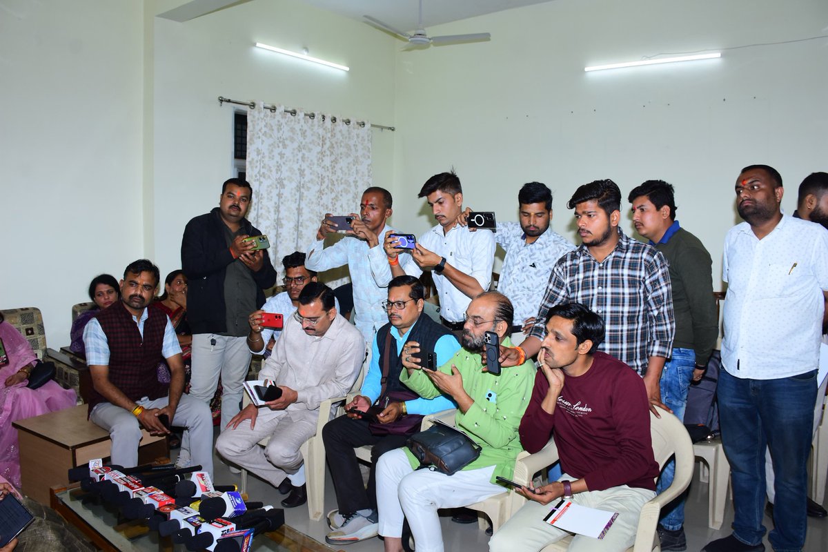 आज जिला मैहर के विश्राम गृह में मध्यप्रदेश वित्तीय वर्ष 2026–27 के जनकल्याणकारी बजट के संबंध में आयोजित पत्रकार वार्ता में सहभागिता की। इस अवसर पर मैहर विधायक श्रीकांत चतुर्वेदी एवं भाजपा जिलाध्यक्ष कमलेश सुहाने जी उपस्थित रहे।
