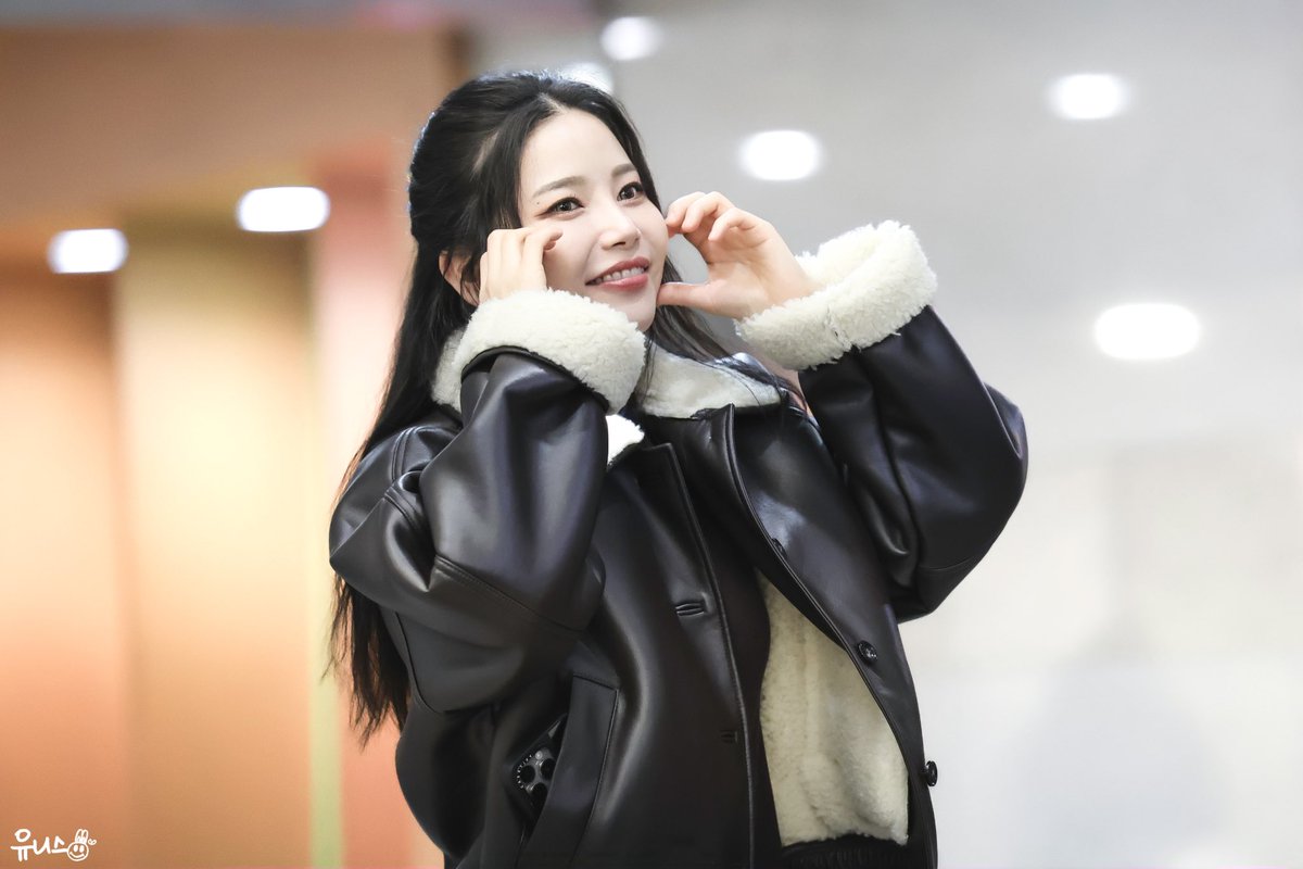 mochirabbit0221's tweet photo. 260222 슈가 미니팬미팅

언니 넘 귀엽다😭🤎

#마마무 #MAMAMOO #솔라 #SOLAR 
#頌樂 #金容仙 https://t.co/xY0zrV0K8U