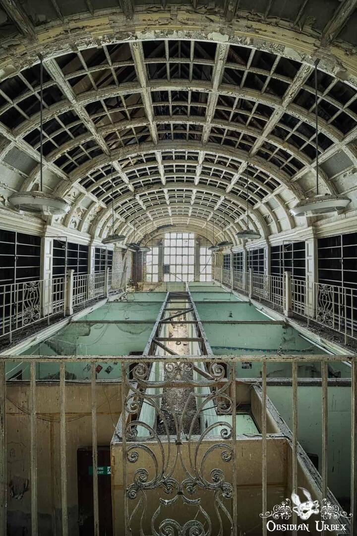 ObsidianUrbex's tweet image. An abandoned Victorian-era library, somewhere in England. #England #Victorian #Library #Abandoned #UrbanExploration