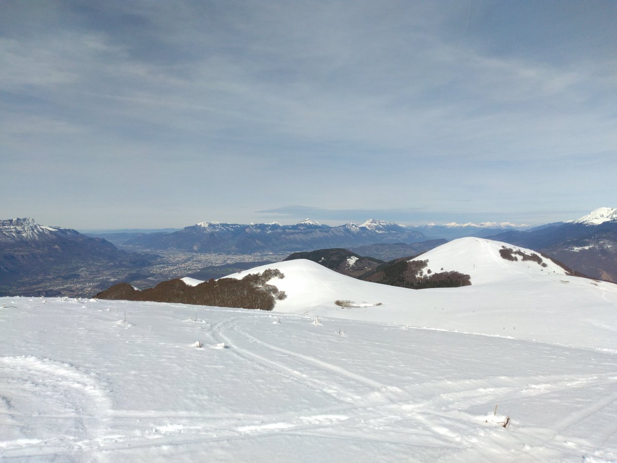 Chesterton disait qu'il était vain de gravir les montagnes car on ne les voit pas d'en-haut.

Mais la contemplation se fait en trois temps :

1️⃣ Regarder où l'on va monter ;
2️⃣ Une fois en haut, regarder d'où l'on vient ;
3️⃣ Après être redescendu, regarder où l'on est monté. 🎿