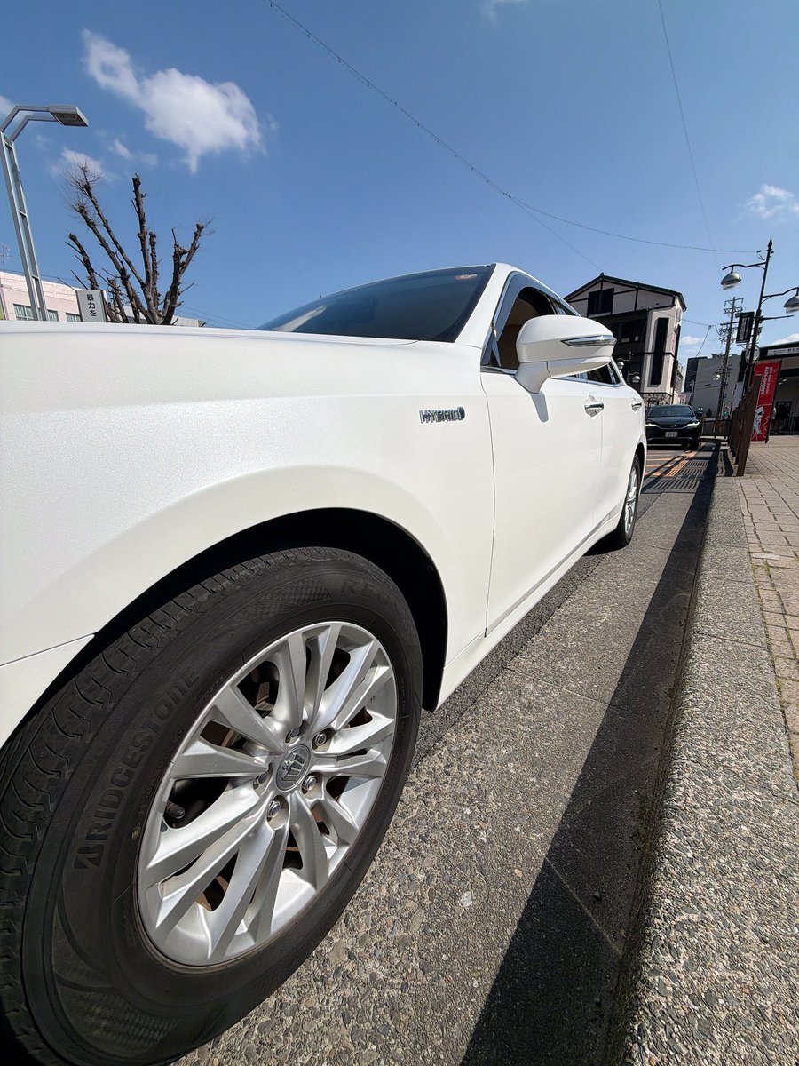 TOYOTA CROWN Royal Sloon
納車しました‼️
親父の昔の写真に昔のロイヤルサルーンがあって、まさかの同い年の今日手に入れれました。
LEXUSとの別れでちょっと泣いちゃった。憧れの車から目標だった車へチェンジ。
これから沢山乗り回す!!
#CROWN #TOYOTA