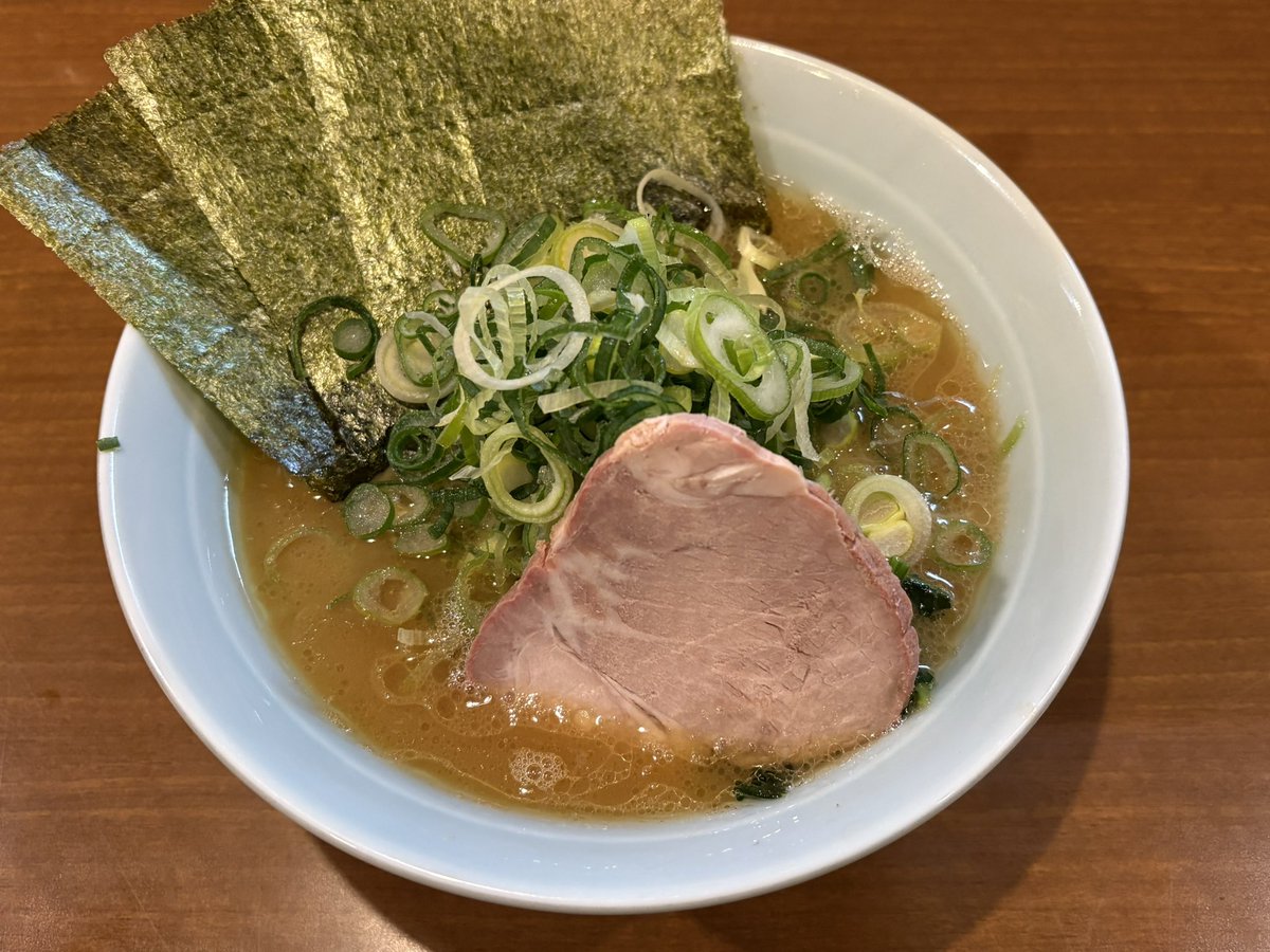 moriC_yui's tweet photo. 横浜家系らーめん五十三家さんで九条ネギらーめんとライスをいただきました。濃厚で旨味のあるスープにシャキシャキネギが合う！(^o^) 旨味の強いスープにネギの香りが加わり、スッキリした印象に！(≧∀≦) とても美味しい家系らーめんでした！(๑˃̵ᴗ˂̵) #ramen_cp #五十三家 #家系ラーメン https://t.co/Az4ZZLlHjc