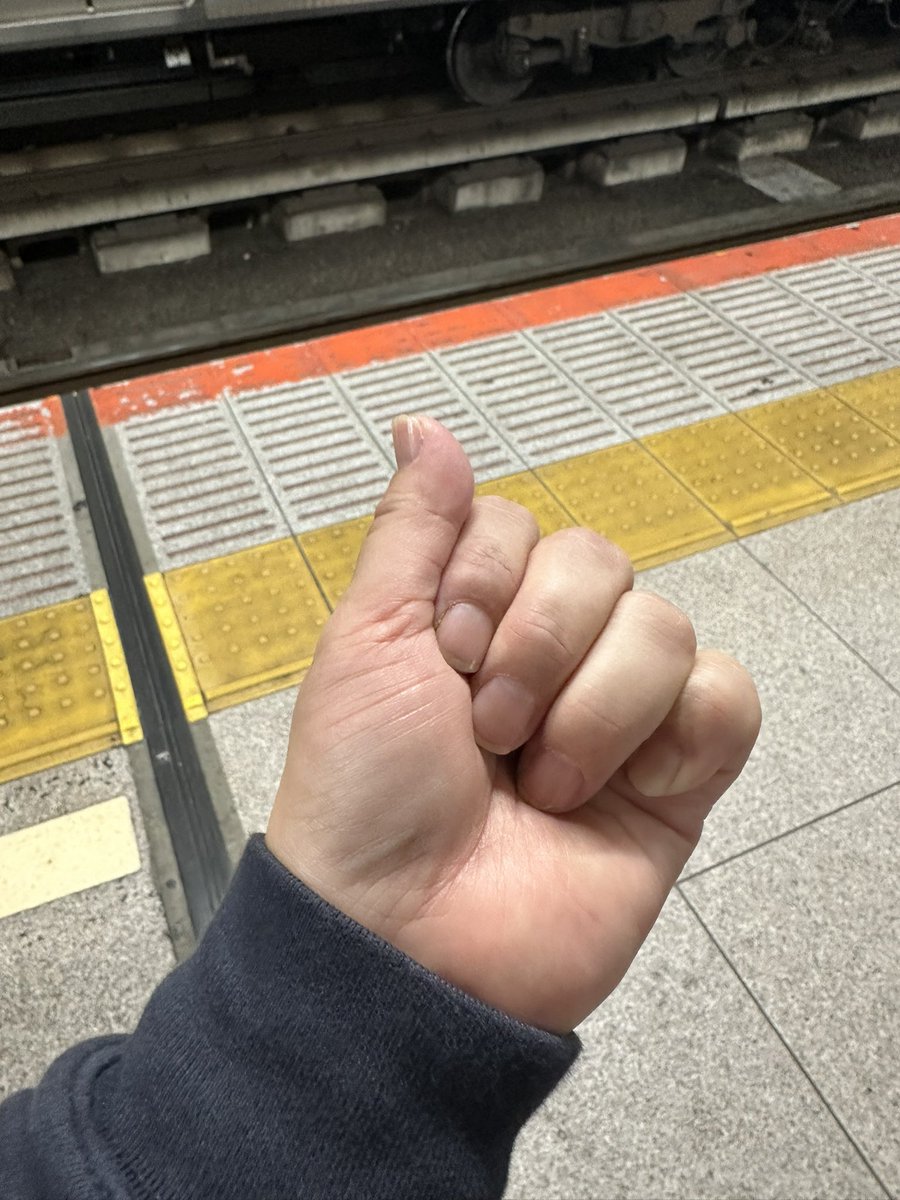 yuzuaimasimasi's tweet image. ライブハウスで距離近過ぎた。
セトリもやばいしこうちゃんよく喋るし
最後の退場で左手触っちゃった。
ごめんなさい🙏
あんな0距離、手の甲タッチしてしまって、今ずっと自分の手握り締めてます。ちょっと冷たくてウェッティでした。ずーっと手洗いたくない。幸せな時間ありがとう
 #Thumbsup