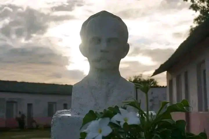 "Para mí la patria no será nunca triunfo sino agonía y deber. Ya arde la sangre. Ahora hay que dar respeto y sentido humano y amable al sacrificio; hay que hacer viable e inexpugnable la guerra"

José Martí