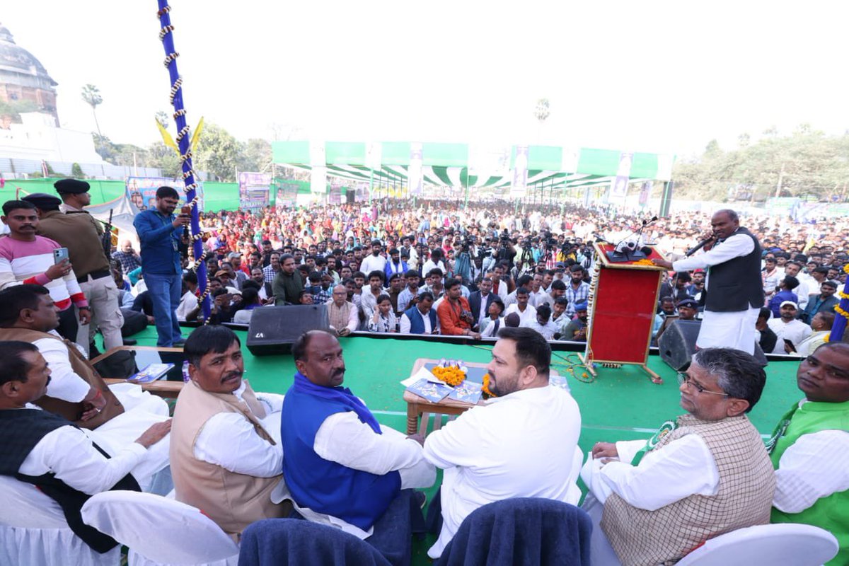yadavtejashwi's tweet photo. रविदास चेतना मंच द्वारा आज पटना के मिलर हाई स्कूल मैदान में आयोजित संत शिरोमणि गुरु रविदास जी महाराज के जयंती समारोह में उमड़े जनसैलाब को संबोधित किया।

आज जाति/धर्म के नाम पर RSS और भाजपा द्वारा फैलाई जा रही घृणा और हिंसा के दौर में महान संत गुरु रविदास जी महाराज की शिक्षाओं को आत्मसात करने की आवश्यकता है।

ऐसा चाहू राज मैं, जहां मिले सबन को अन्न। 
छोट बड़ो सब सम बसै, रैदास रहे प्रसन्न’।

कृष्ण, करीम, राम, हरि, राघव, जब लग एक न पेखा
वेद कतेब कुरान, पुरानन, सहज एक नहिं देखा।
#TejashwiYadav #RavidasJayanti #RJD